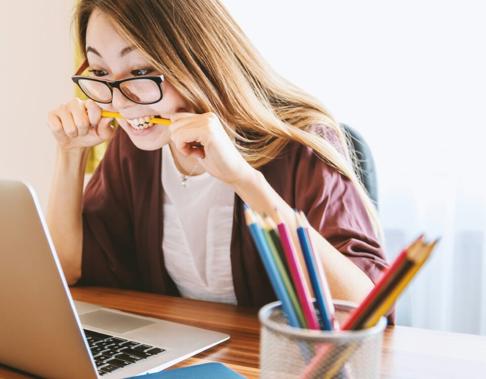 Eine Person sitzt vor einem Laptop und beißt gestresst auf einen Bleistift, was auf Schwierigkeiten oder Herausforderungen hinweist. Dieser Ausdruck der Anspannung könnte mit der komplexen Berechnung des Progressionsvorbehalts zusammenhängen, die oft als herausfordernd und frustrierend empfunden wird. Der Progressionsvorbehalt führt dazu, dass bestimmte steuerfreie Einkünfte die Steuerlast erhöhen, was bei vielen Menschen für Unsicherheit und Stress sorgen kann.